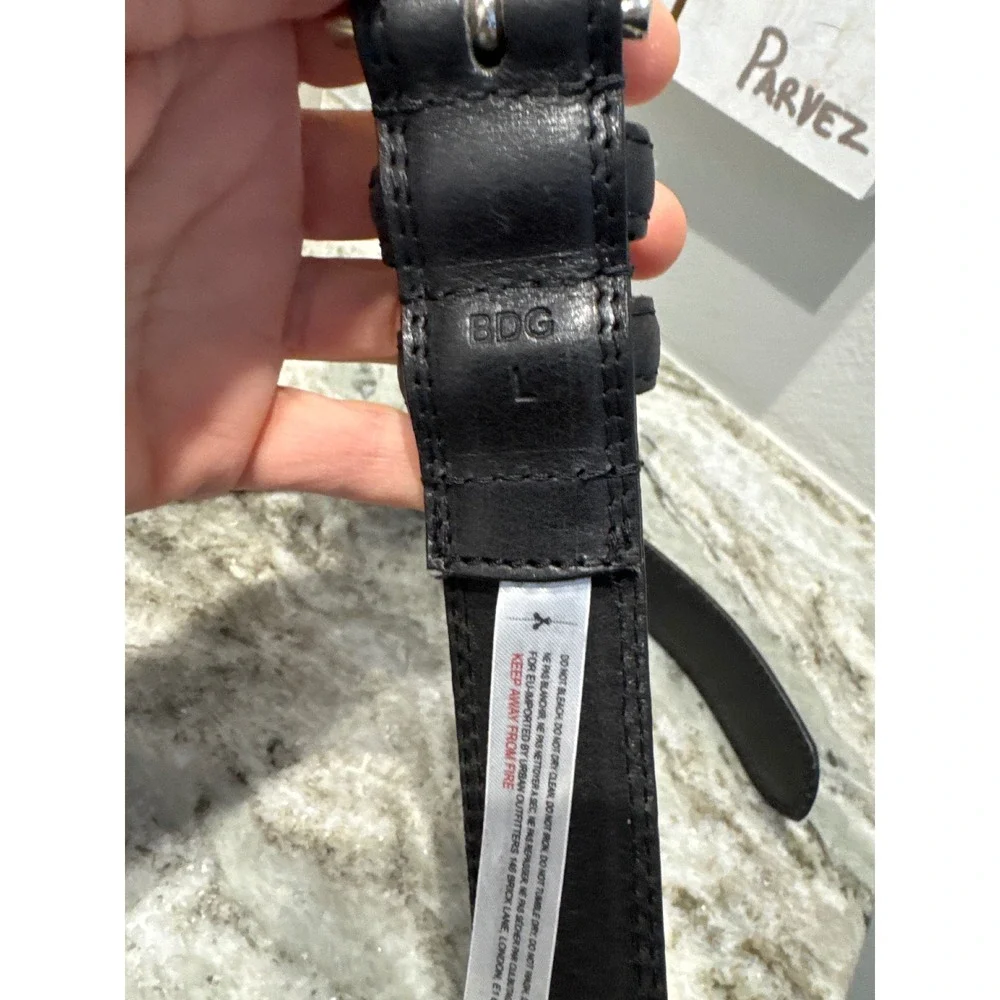 Men's Urban Outfitters Basic Beveled Leather Belt Black Silver size L‎ NWT